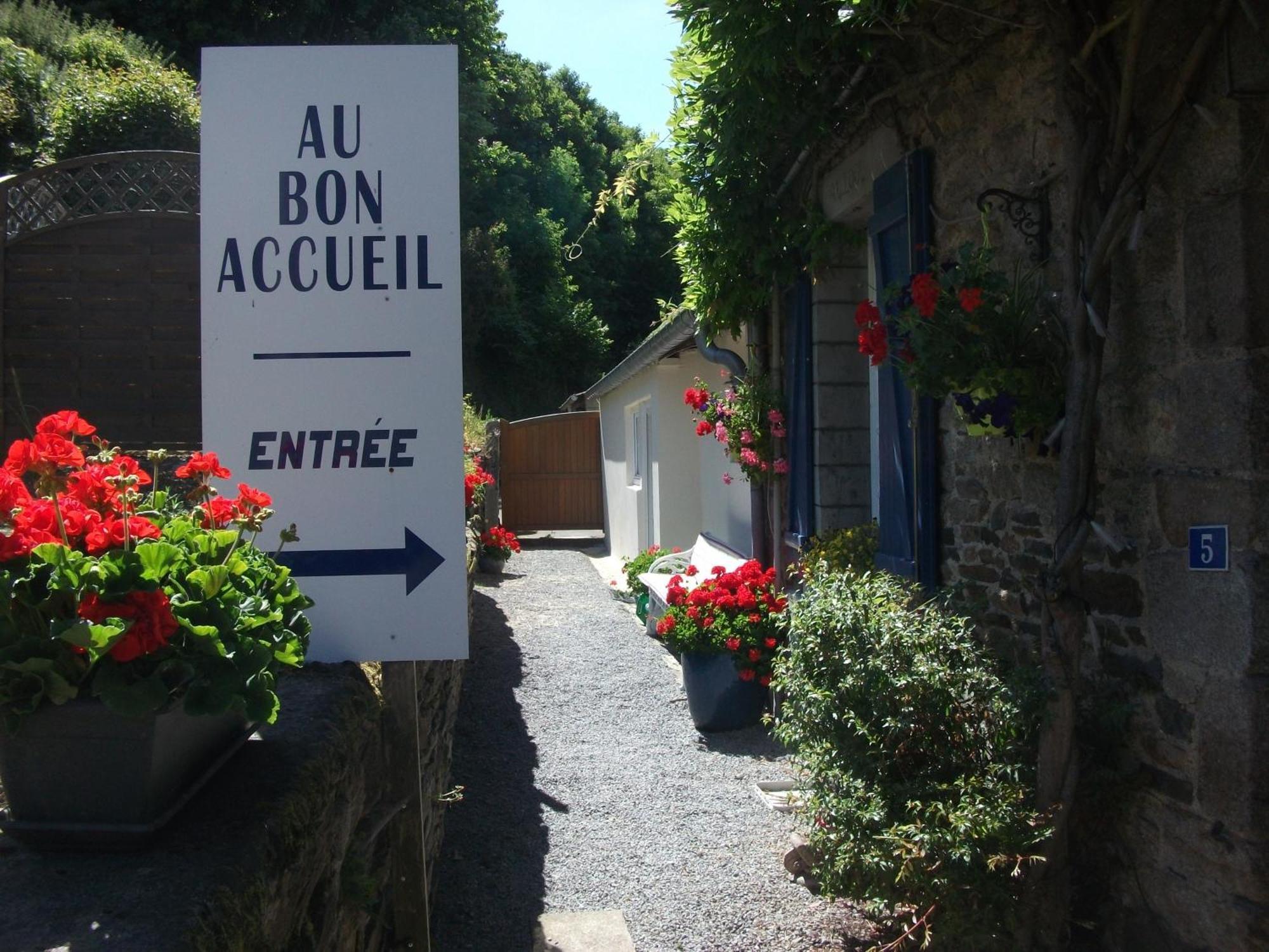 Au Bon Accueil Bed & Breakfast Saint-Marcan Exterior foto